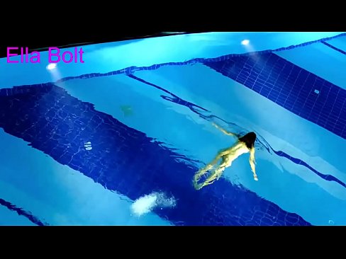 ❤️ 나는 보는 것을 멈출 수 없다, 젊은 금발이 ELLA BOLT 리조트 수영장에서 누드로 수영하다 적발 ️ 포르노 비디오 우리 ko.verhentai.ru ️❤